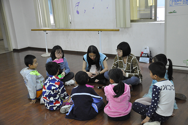 小朋友认真学英语