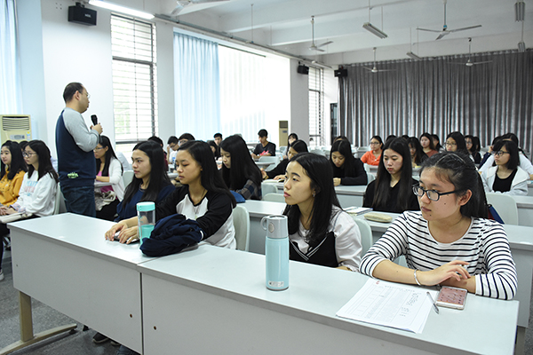 员工干部认真听讲