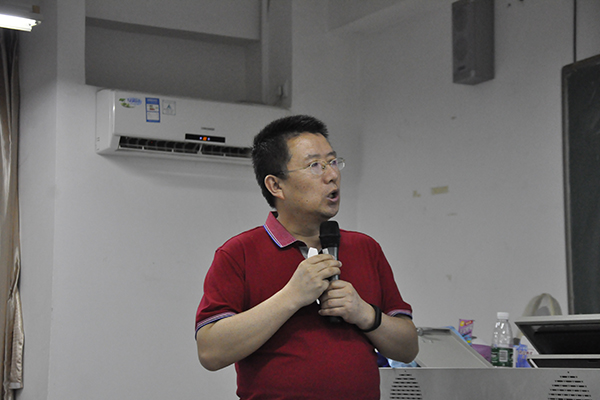 赵老师认真讲解