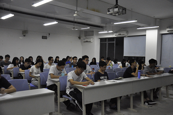 参赛者紧张待考