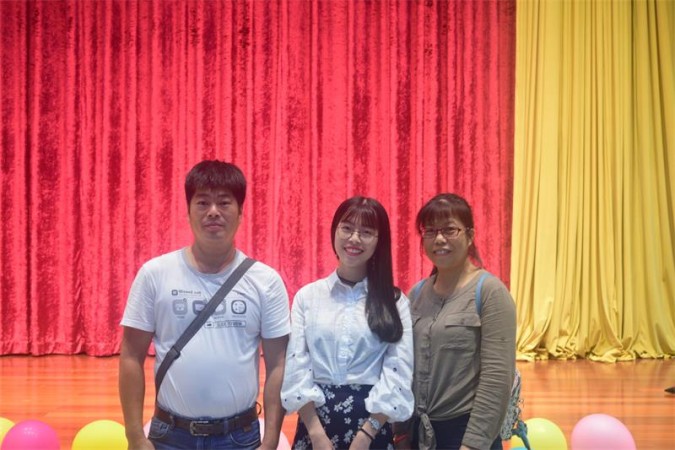 同学与家人合照(1)